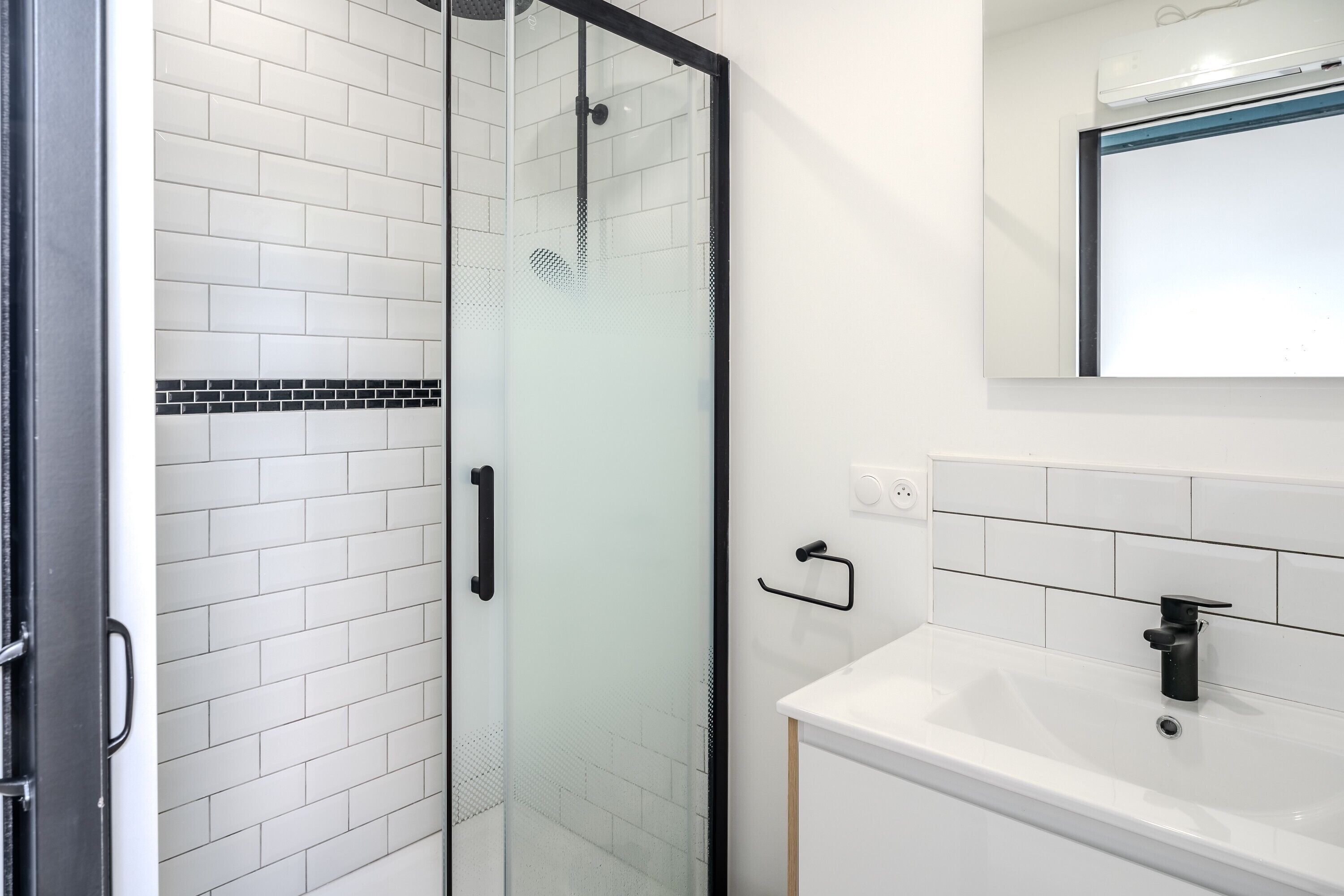 Dusche, Haartrockner, Handtücher