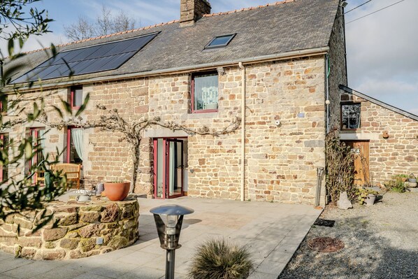 Exterior - Studio Apartment 'Les Mesliers' with Shared Terrace, Shared Garden and Wi-Fi (Sens-de-Bretagne)