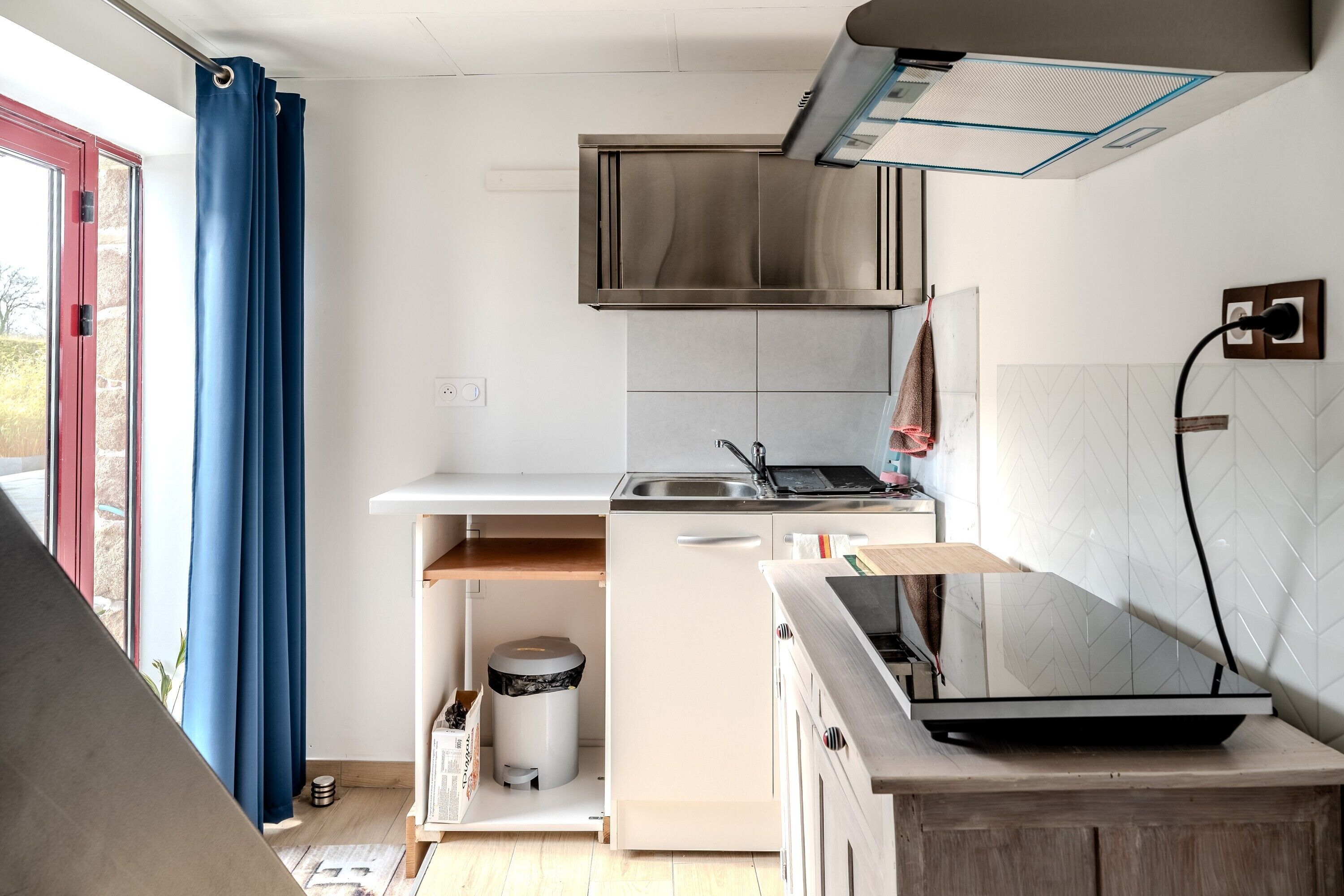 Een koelkast, een microgolfoven, een kookplaat