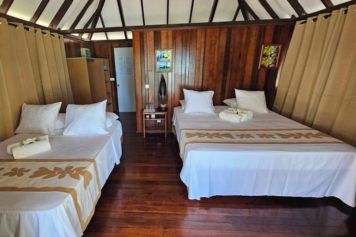 Bungalow familiar, vista al mar | Ropa de cama hipoalergénica y cortinas blackout