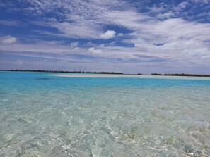 On the beach, white sand, sun loungers - Flyfishing Anaa Toku Kaiga (Anaa)