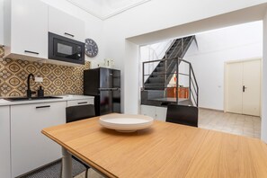 Fridge, microwave, stovetop, dishwasher - Apartment 'Forti Luna' with Balcony, Wi-Fi and Air Conditioning (Catania)