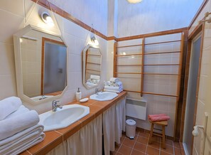 淋浴设施、吹风机、毛巾