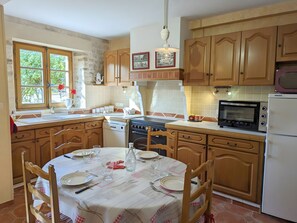 ثلاجة، ميكروويف، فرن، موقد طهي مسطح