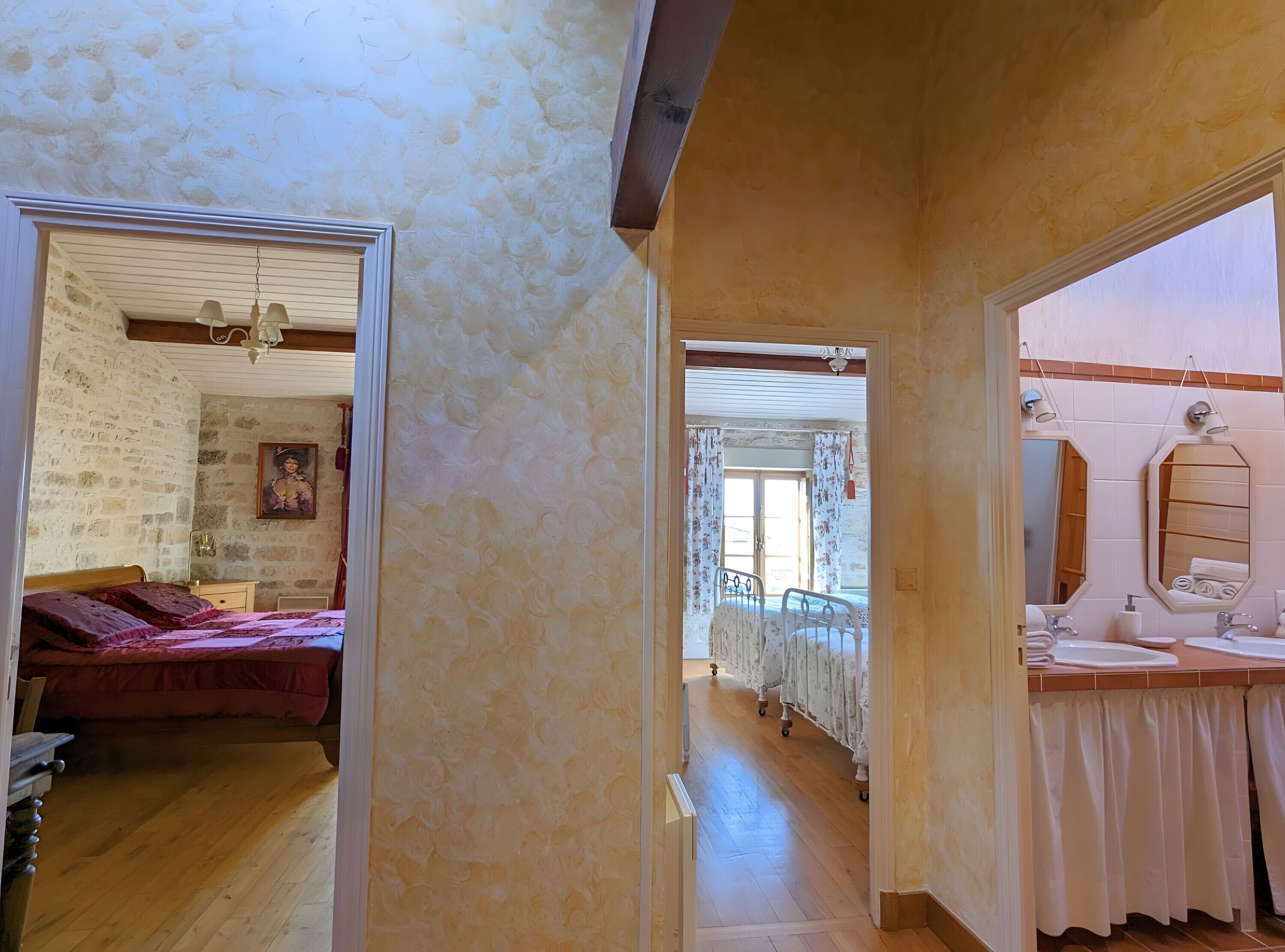 2 chambres, fer et planche à repasser, Wi-Fi gratuit, draps fournis