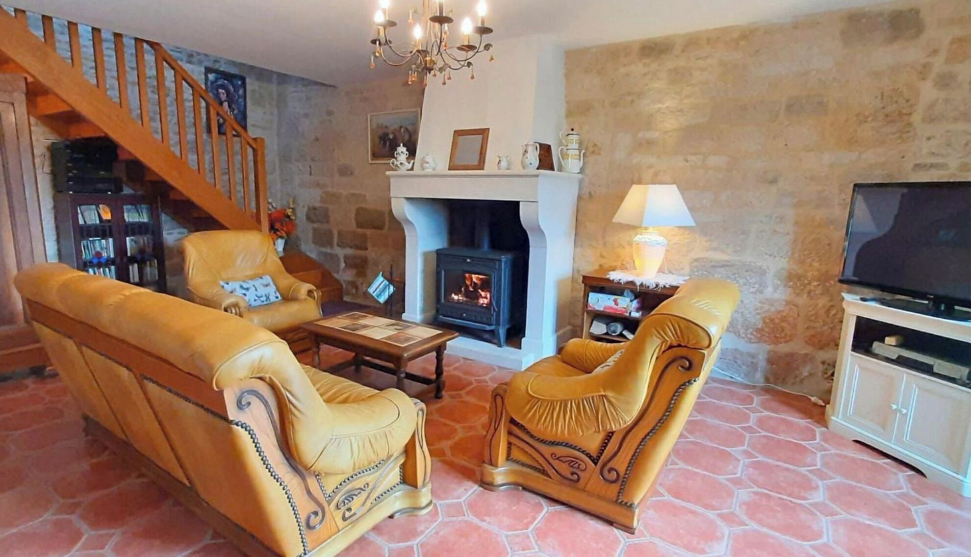 Una televisión, una chimenea, un reproductor de DVD