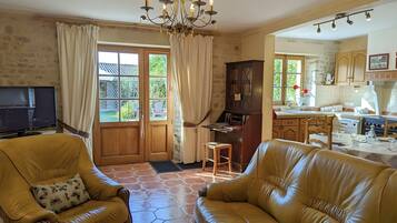 Tv, pejs, dvd-afspiller, bordtennisbord