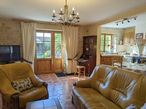 TV, fireplace, DVD player, table tennis