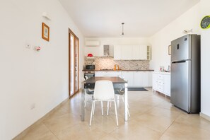 Fridge, microwave, oven, stovetop - Villa 'Casa Atzori' with Private Terrace, Private Garden and Air Conditioning (Sant'anna Arresi)