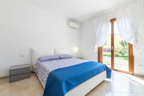 2 bedrooms, bed sheets - Villa 'Casa Atzori' with Private Terrace, Private Garden and Air Conditioning (Sant'anna Arresi)