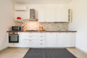 Fridge, microwave, oven, stovetop - Villa 'Casa Atzori' with Private Terrace, Private Garden and Air Conditioning (Sant'anna Arresi)