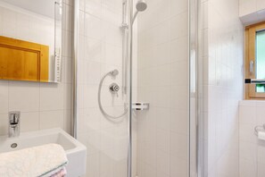 Een douche, een haardroger, handdoeken