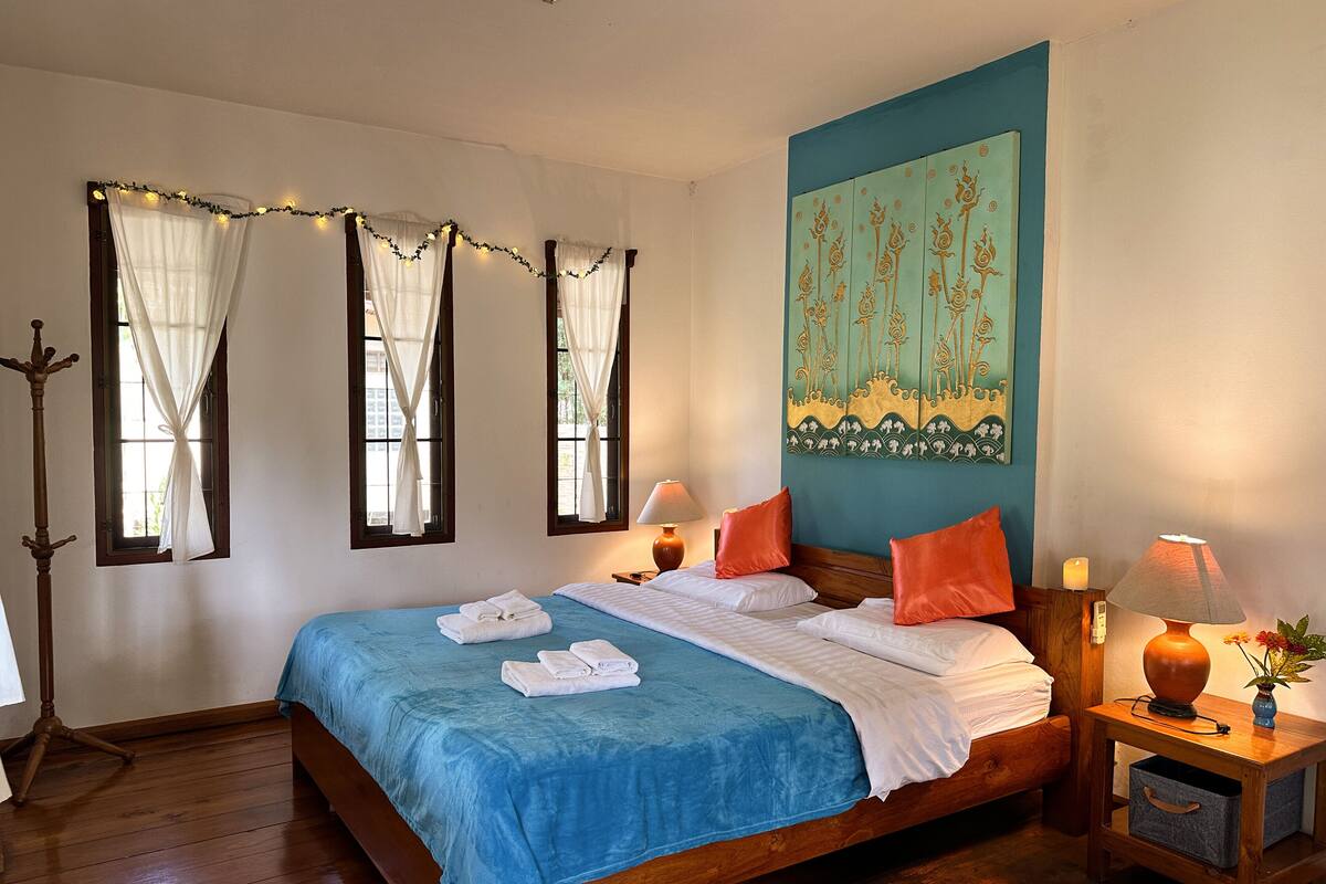 1 habitación, escritorio y espacio para trabajar con laptop