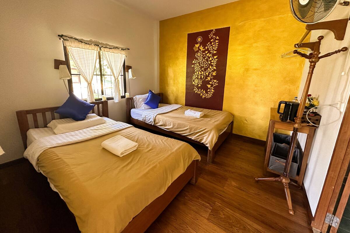 Bungalow superior, 2 camas individuales, para no fumadores | 1 habitación, escritorio y espacio para trabajar con laptop
