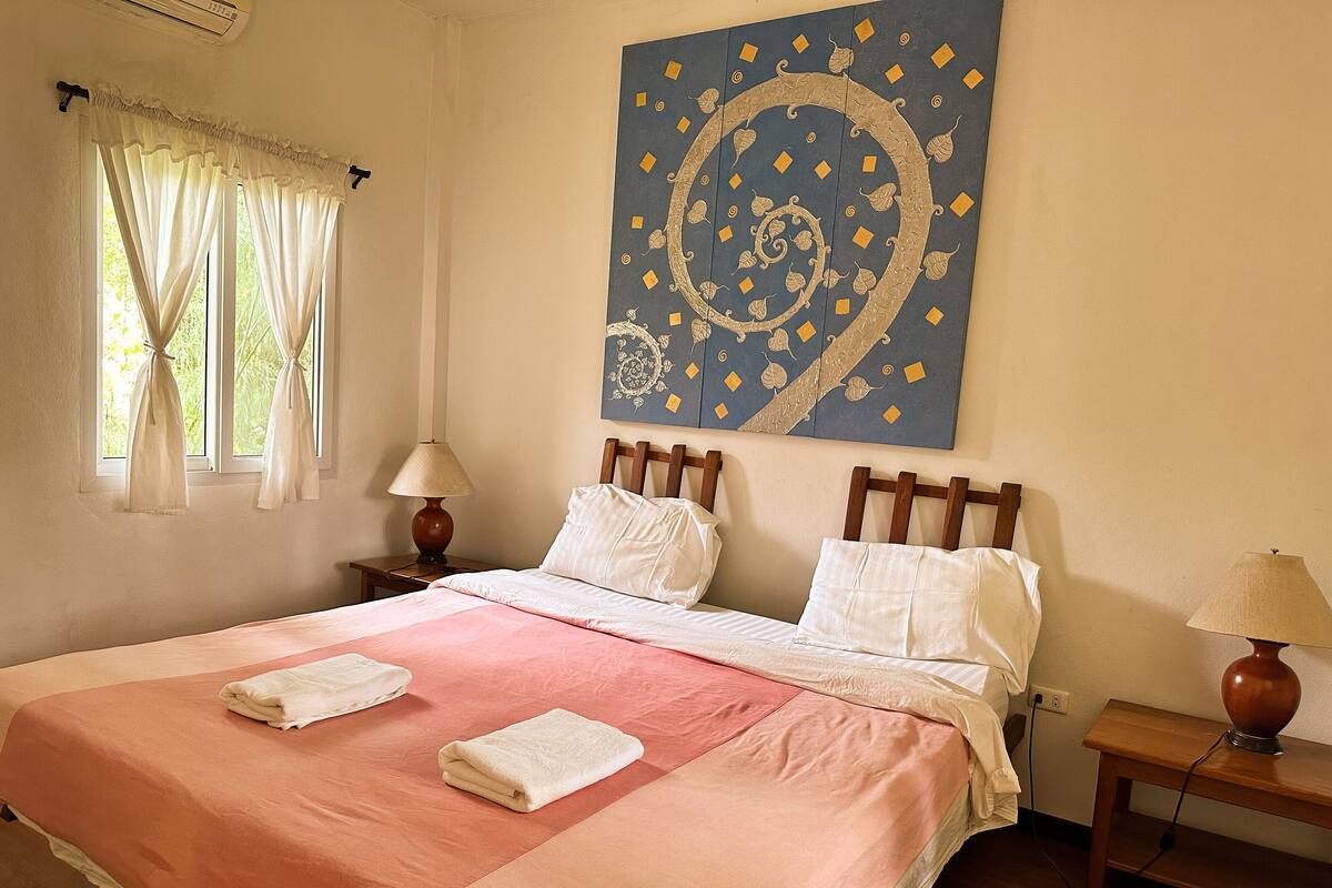 Bungalow familiar, vista al jardín | 1 habitación, escritorio y espacio para trabajar con laptop
