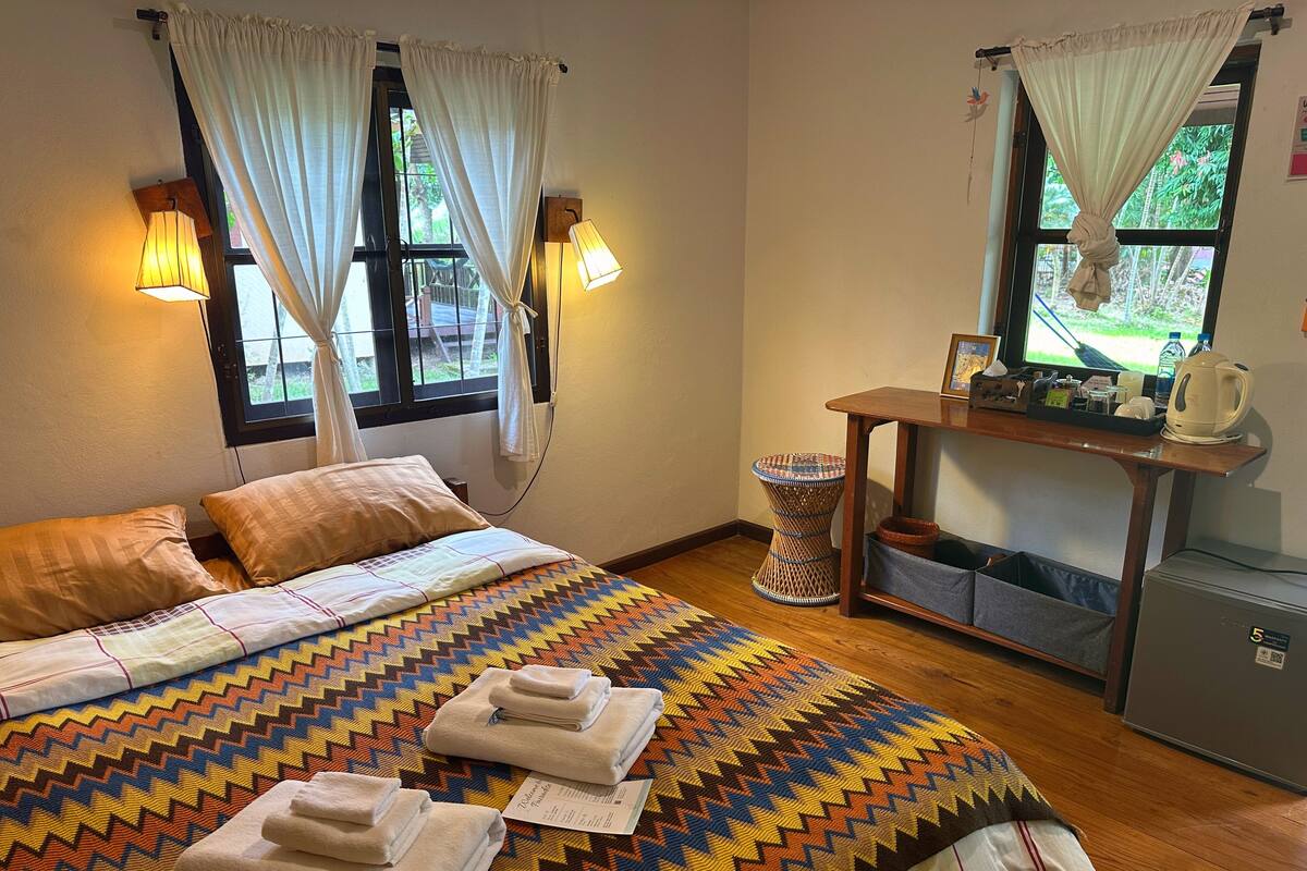 Bungalow superior, vista a la alberca | 1 habitación, escritorio y espacio para trabajar con laptop
