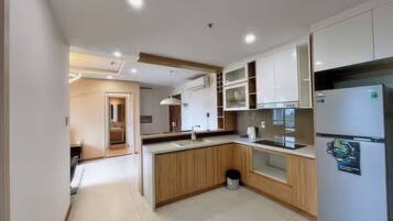Superior Apartment, 3 Bedrooms, Kitchen, City View | Private kitchen | Fridge, microwave, stovetop, rice cooker