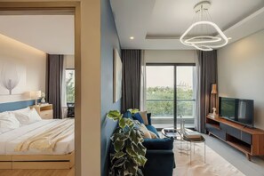 Departamento superior, 2 habitaciones, cocina, vista a la ciudad | Minibar, escritorio, espacio para trabajar con laptop y insonorización