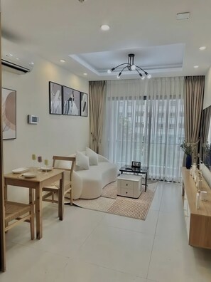 高級公寓, 1 間臥室, 廚房, 城市景觀 | 起居區 | 42-吋平面電視,提供有線頻道