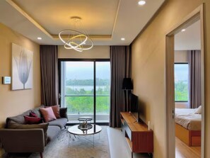 高級公寓, 3 間臥室, 廚房, 城市景觀 | 起居區 | 42-吋平面電視,提供有線頻道