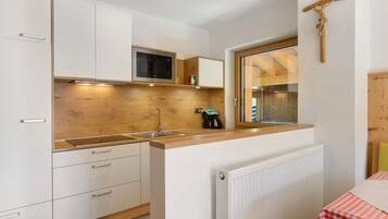 Kühlschrank, Mikrowelle, Herdplatte, Geschirrspüler