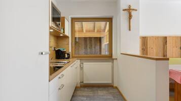 Kühlschrank, Mikrowelle, Herdplatte, Geschirrspüler