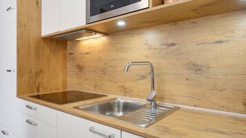 Kühlschrank, Mikrowelle, Herdplatte, Geschirrspüler