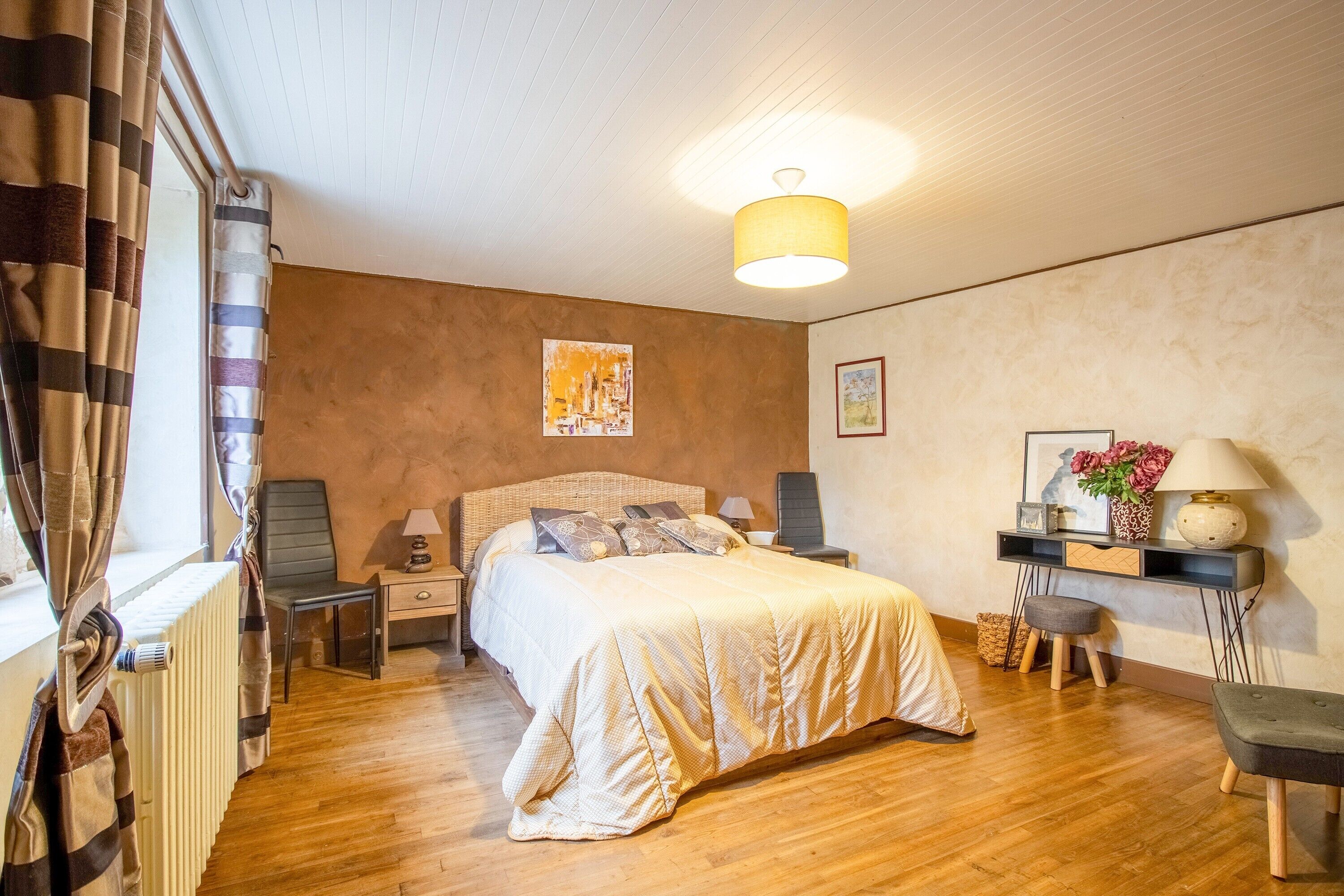 4 bedrooms, iron/ironing board, free WiFi