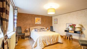 4 bedrooms, iron/ironing board, free WiFi