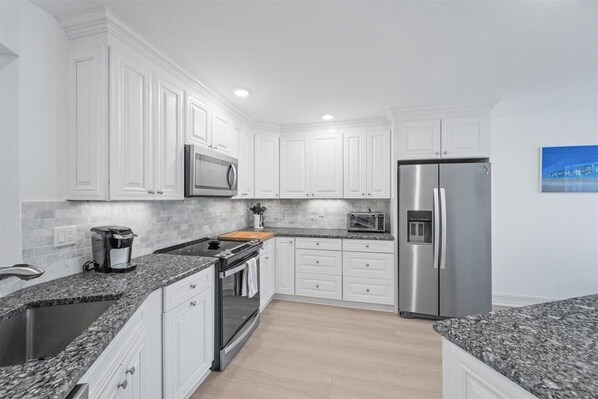 Mikrowelle, Herdplatte, Geschirrspüler, Esstisch