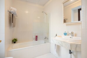 Suihku, hiustenkuivaaja, pyyhkeet