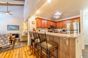 冷蔵庫、電子レンジ、オーブン、コンロ