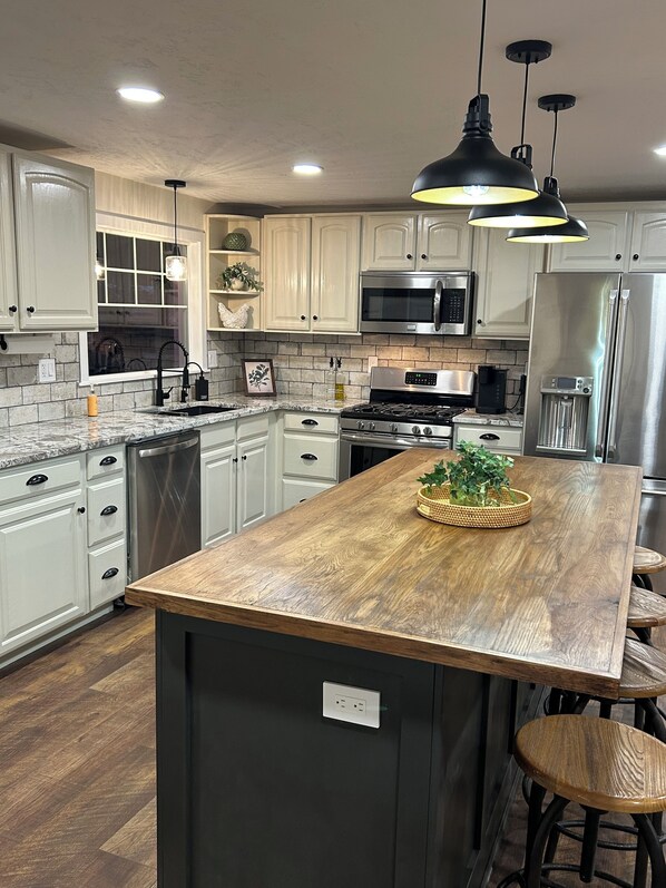 Réfrigérateur, four à micro-ondes, un four, surface de cuisson