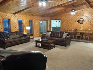 Téléviseur connecté, foyer, lecteur de DVD, table de baby-foot