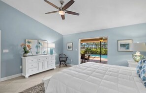 3 soverom, skrivebord, strykejern/-brett og reiseseng for barn