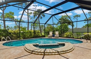 Een buitenzwembad, een verwarmd zwembad