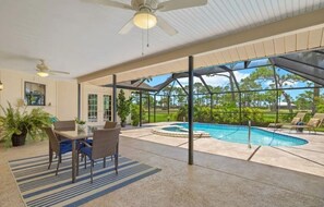 Utendørsbasseng og et oppvarmet basseng