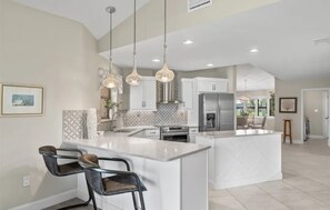 Een magnetron, een oven, een kookplaat, een vaatwasser