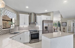 Mikrobølgeovn, ovn, kokeplater og oppvaskmaskin