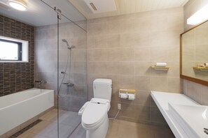 Apartamento, 2 habitaciones | Baño | Artículos de higiene personal gratuitos, secador de pelo y toallas
