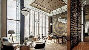 Un intérieur moderne avec une grande fenêtre, un meuble à vin et un design de plafond original.