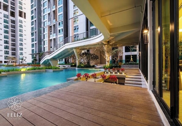 Una piscina al aire libre