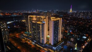 Un immeuble de grande hauteur, doté de nombreux étages, d’une entrée imposante et d’une façade bien éclairée.