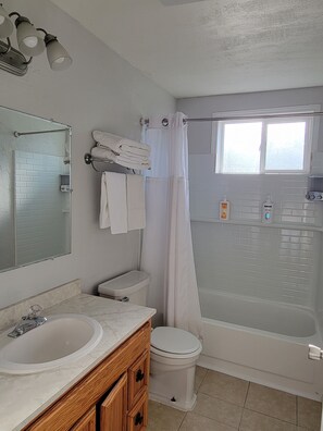 Hair dryer, towels, soap, toilet paper - Soothing beach house with WiFi in Lincoln Beach (Lincoln Beach)