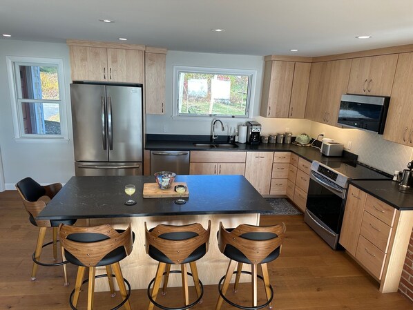 ثلاجة، ميكروويف، فرن، موقد طهي مسطح