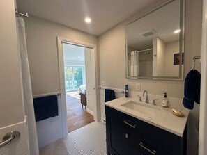 Shower, hair dryer, towels - Stunning Ocean Views, newly renovated cottage-close to preserves, trails, and Harpswell Beaches (Harpswell)