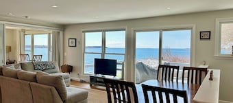 Stunning Ocean Views, newly renovated cottage-close to preserves, trails, and Harpswell Beaches