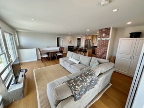 TV - Stunning Ocean Views, newly renovated cottage-close to preserves, trails, and Harpswell Beaches (Harpswell)