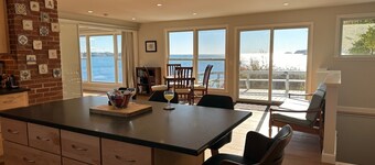 Stunning Ocean Views, newly renovated cottage-close to preserves, trails, and Harpswell Beaches
