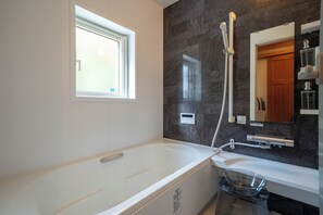 Separate tub and shower, free toiletries, hair dryer, slippers - BEST VIEW (Nakafurano)